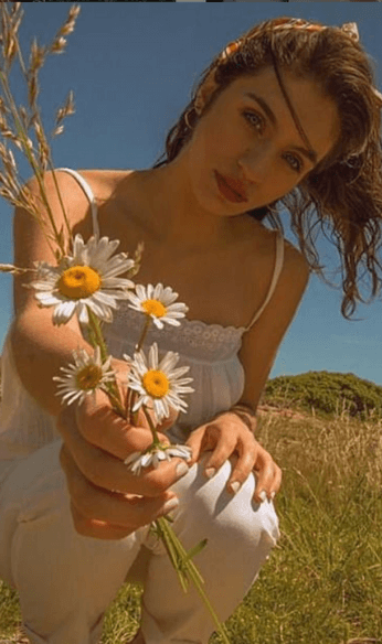 white dress with Daisys 